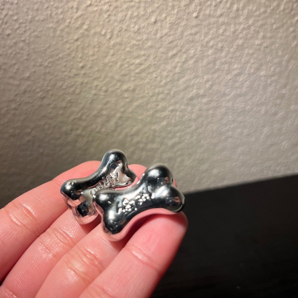 A pair of hair clip